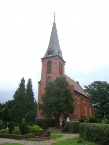 St.-Johannes-Kirche in Groß Escherde aus westlicher Ansicht.