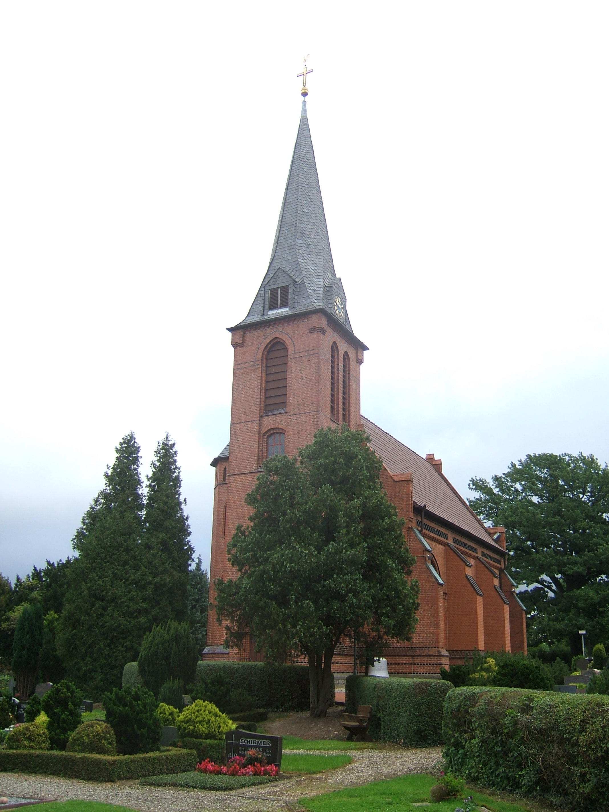 St.-Johannes-Kirche in Groß Escherde aus westlicher Ansicht.