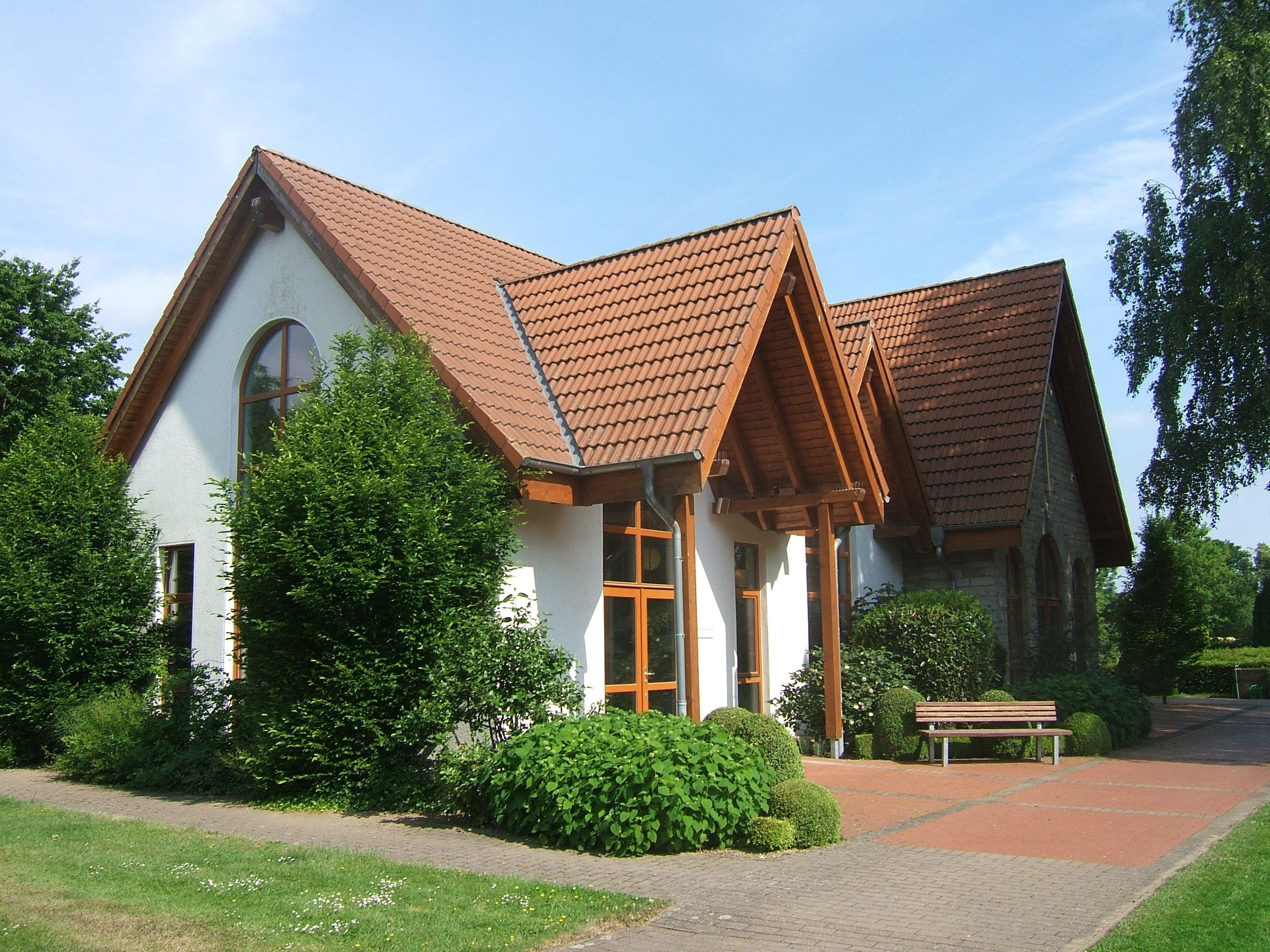 Der Eingang der Friedenskapelle Nordstemmen. Süd-östliche Ansicht.