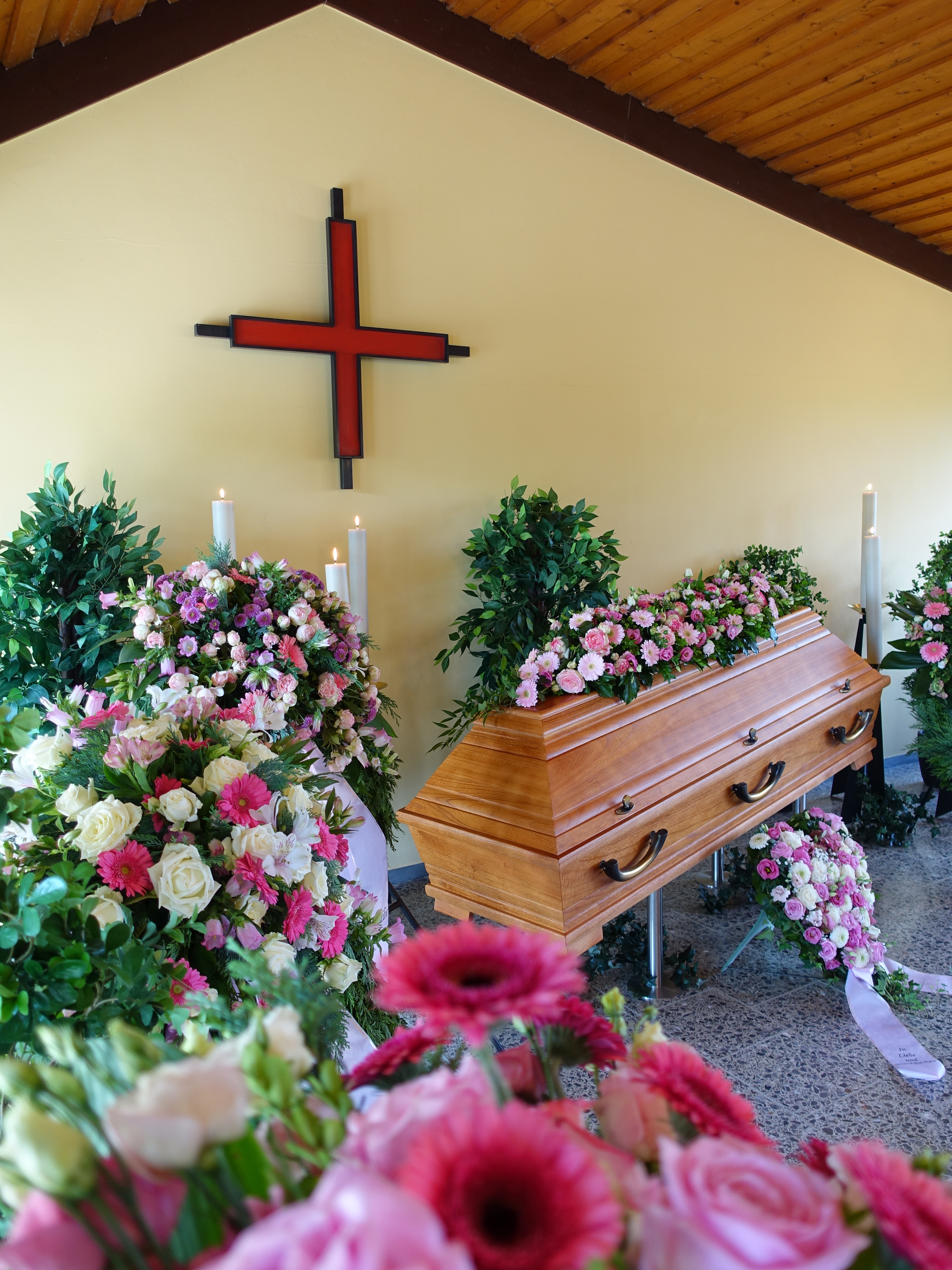 Friedhofskapelle Heyersum Innansicht Kreuz